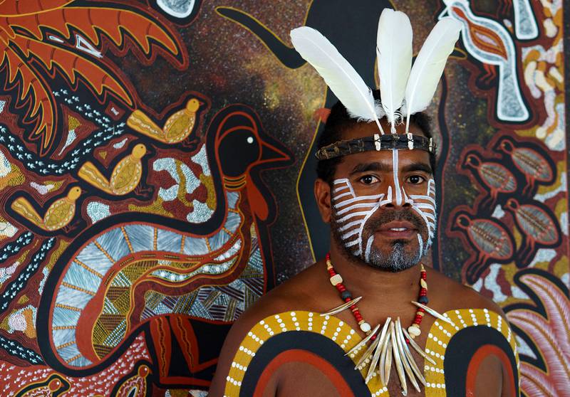 Regnbuemannen Gusju-Gusju viser oss rundt på aboriginnes kultursenter Tjapukai.