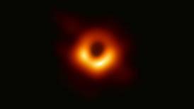 Forskere har tatt det første bildet av et svart hull: – Minner om Ringenes Herre