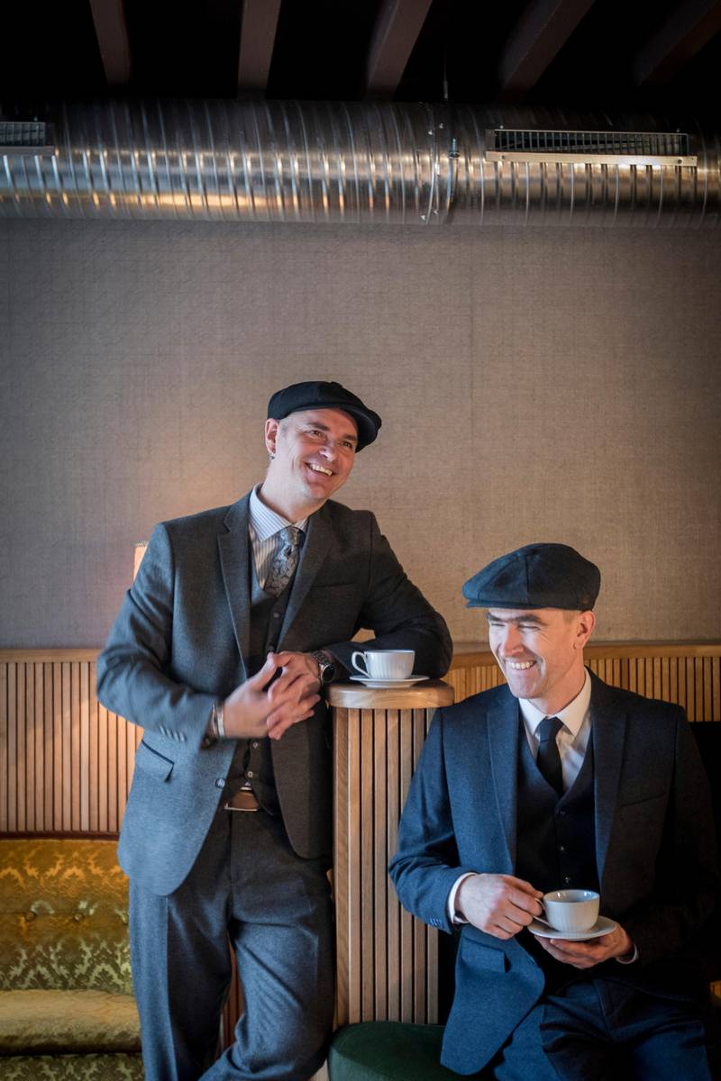 Janove Ottesen og Sigve Håland i tweed-dresser med tilhørende sixpence ala Peaky Blinders og 1930-tallets Birmingham.