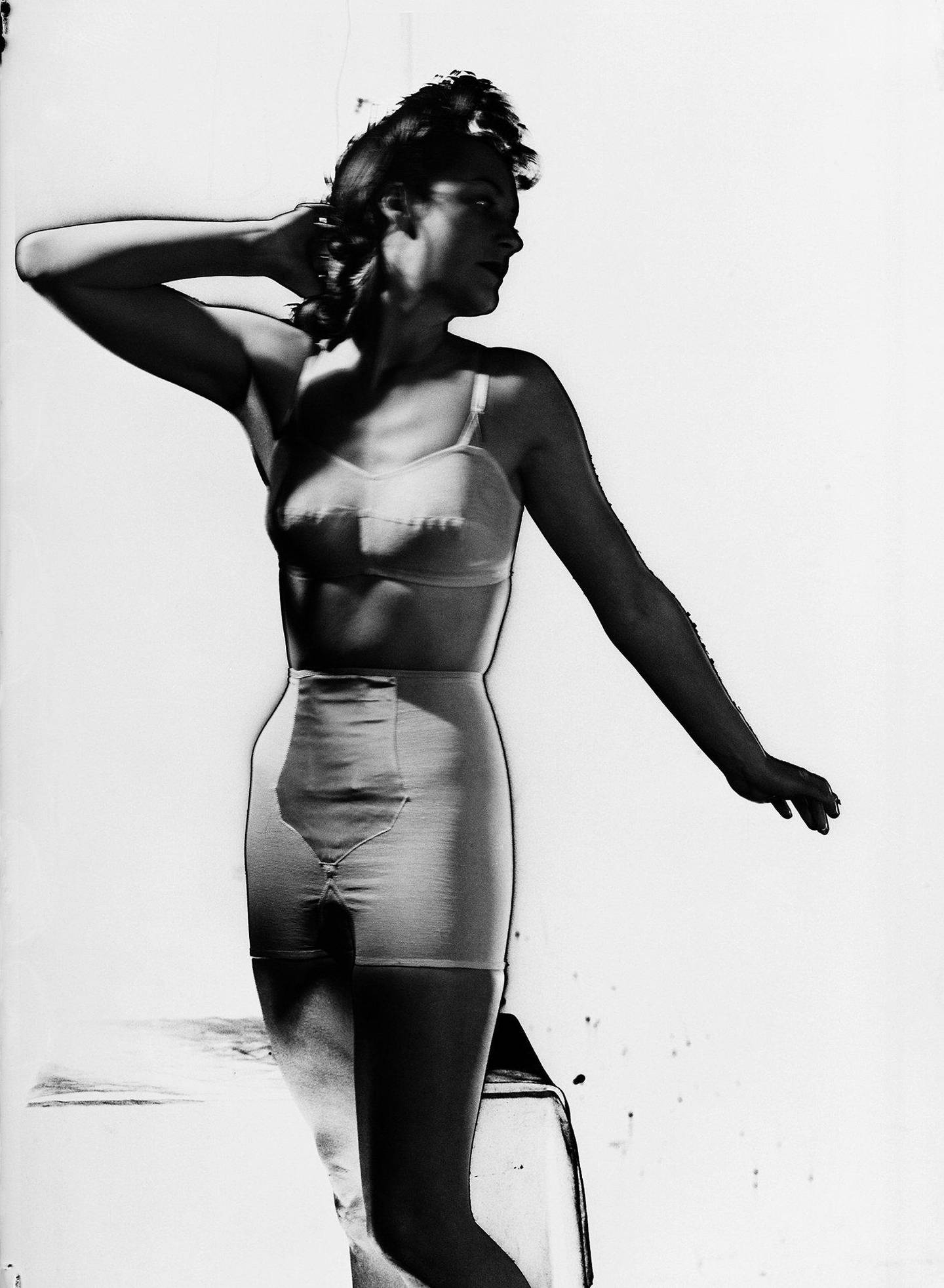 Lee Millers «Corsetry, Solarised Photograph, Vogue Studio London, England, 1942.
FOTO: © Lee Miller Archives England 2018. All Rights Reserved. www.leemiller.co.uk