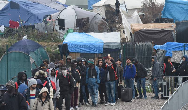 Fra tidlig i morges sto migranter og flyktninger i kø for å registrere seg før de ble sendt ut av leiren Jungelen. De skal plasseres på ulike mottak i Frankrike, der de kan søke asyl i Frankrike. 