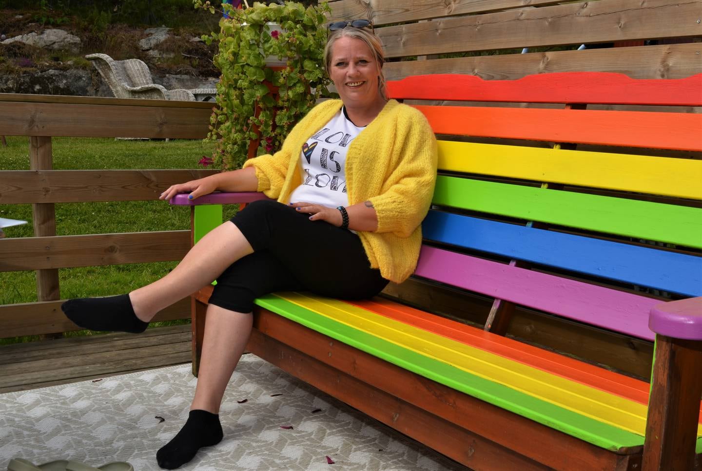 Hege Hansen har sin egen regnbuebenk. I august håper hun å kunne innvie en i Fredrikstad sentrum.