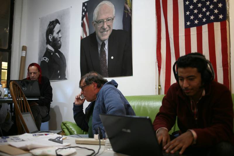 IVRIGE: Ezekiel Tek (t.h) og Dana Elzenbeek bruker mye tid på å ringe velgere over hele USA for å be dem om å stemme på Bernie Sanders. Begge har blitt kalt kommunister av personen i andre enden. FOTO: HEIDI TAKSDAL SKJESETH