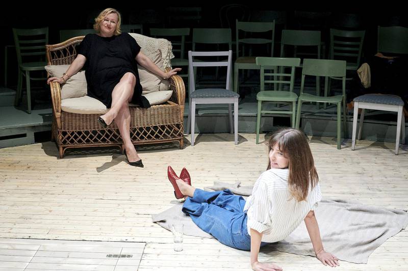Laila Goody (til venstre) og Hanne Skille Reitan i «Måken» spiller så det lyser i et sommergrønt lokale på Torshovteatret. FOTO: ØYVIND EIDE