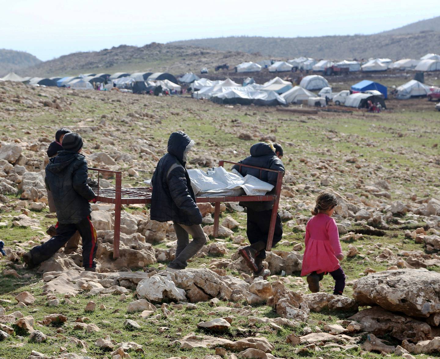 Fortsatt bor titusenvis i provisoriske flyktningleirer på Sinjar-fjellet. Dette bildet er fra januar 2015. Foto: NTB Scanpix. 