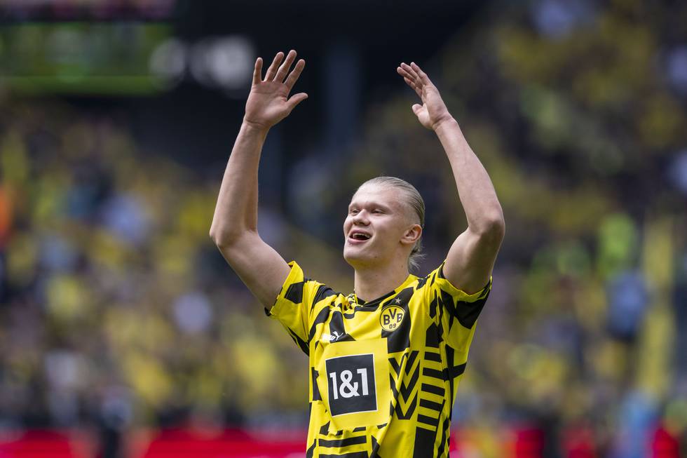 Erling Braut Haaland ble hyllet av hjemmefansen før sin siste kamp for Dortmund. Foto: David Inderlied / dpa via AP / NTB