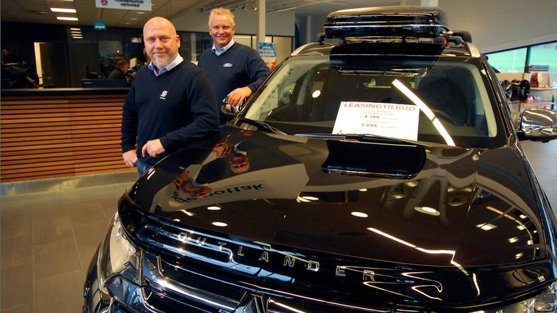 Ole Martin Kristiansen og Thomas Andersen er meget fornøyd med salget av Mitsubishi.