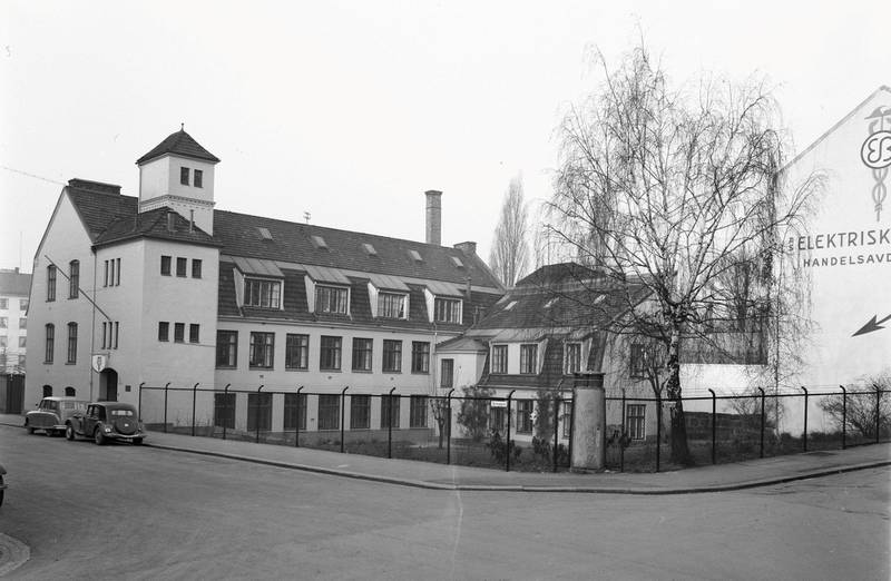 Smørfabrikken Mercur hadde adresse Teglverks­gaden 8 og Verksgaden 40 fra 1892 til firmaet gikk konkurs i 1914. Lokalene ble overtatt av Sko­fabrik­ken Norge, grunnlagt i 1907. Da den ble lagt ned i 1956, ble eiendommen solgt til Elektrisk Bureau. Hovedbygningen står fortsatt i Karlstad­gata 11. Foto fra 1958.