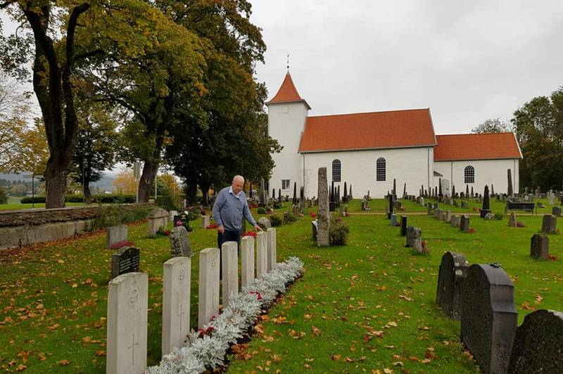 På besøk på Sande kirkegård minnes Nils Johan Rønniksen sin barndoms fly på himmelen under krigen. Et alliert fly «vinket» med vingene, og jeg ble fylt med en intens glede; der oppe var våre venner! ALLE FOTO: TORUNN RØNNIKSEN KROGH