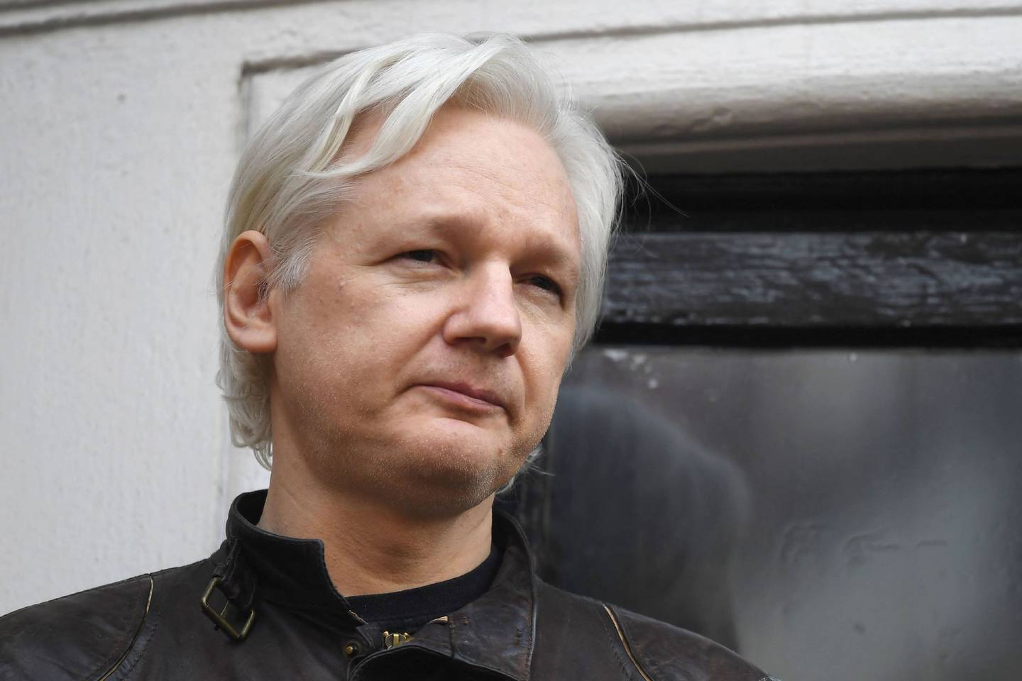 Julian Assange på balkongen til Ecuadors ambassade i London i 2017.