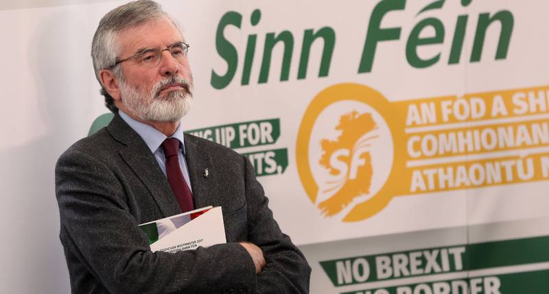 Sinn Féin og Gerry Adams er blant dem som er skeptisk til regjeringssamarbeid mellom De konservative og DUP.