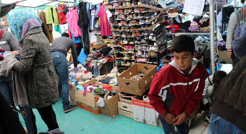 De siste dagene har det blitt samlet inn store mengder klær og sko til flyktningene som kommer reisende inn fra Ungarn. FOTO: ROY FREDDY ANDERSEN