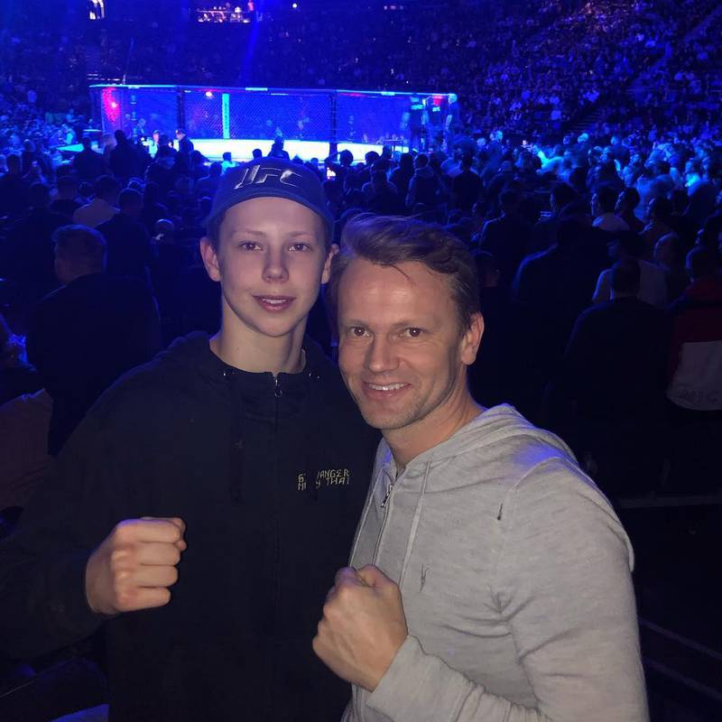 Jes­per Nev­land og pap­pa Erik var til­sku­e­re på et UFC-ar­ran­ge­ment i London i mars. Nå drøm­mer Jes­per om å selv få sloss på den stør­ste sce­nen en dag. FOTO: PRI­VAT
