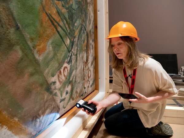 Limte malingen fast på Munchs malerier før flytting