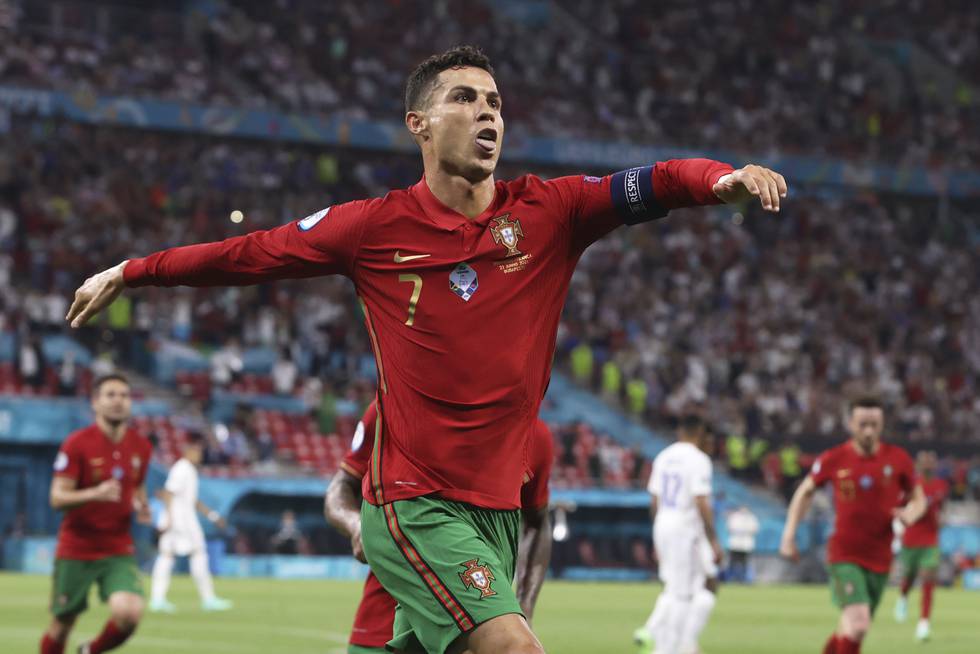 Cristiano Ronaldo jubler etter å ha scoret sitt 109. landslagsmål med 2-2-scoringen for Portugal mot Frankrike. Foto: Bernadett Szabo, Pool via AP / NTB