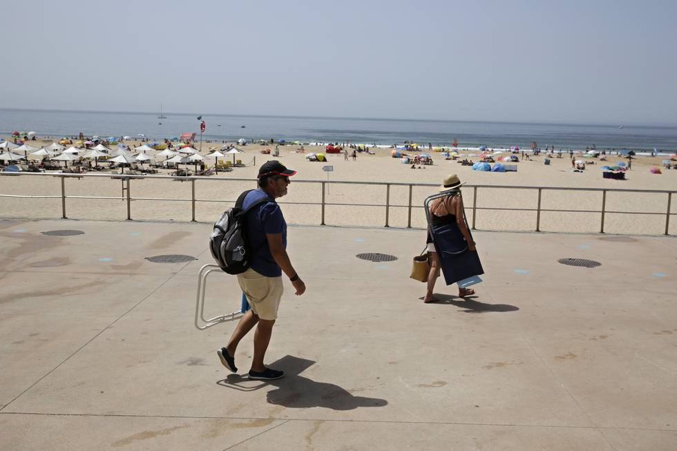 Portugal ligger på verdenstoppen i fullvaksinering, og avvikler de fleste restriksjoner fra 1. oktober. Her fra Carcavelos strand utenfor Lisboa.