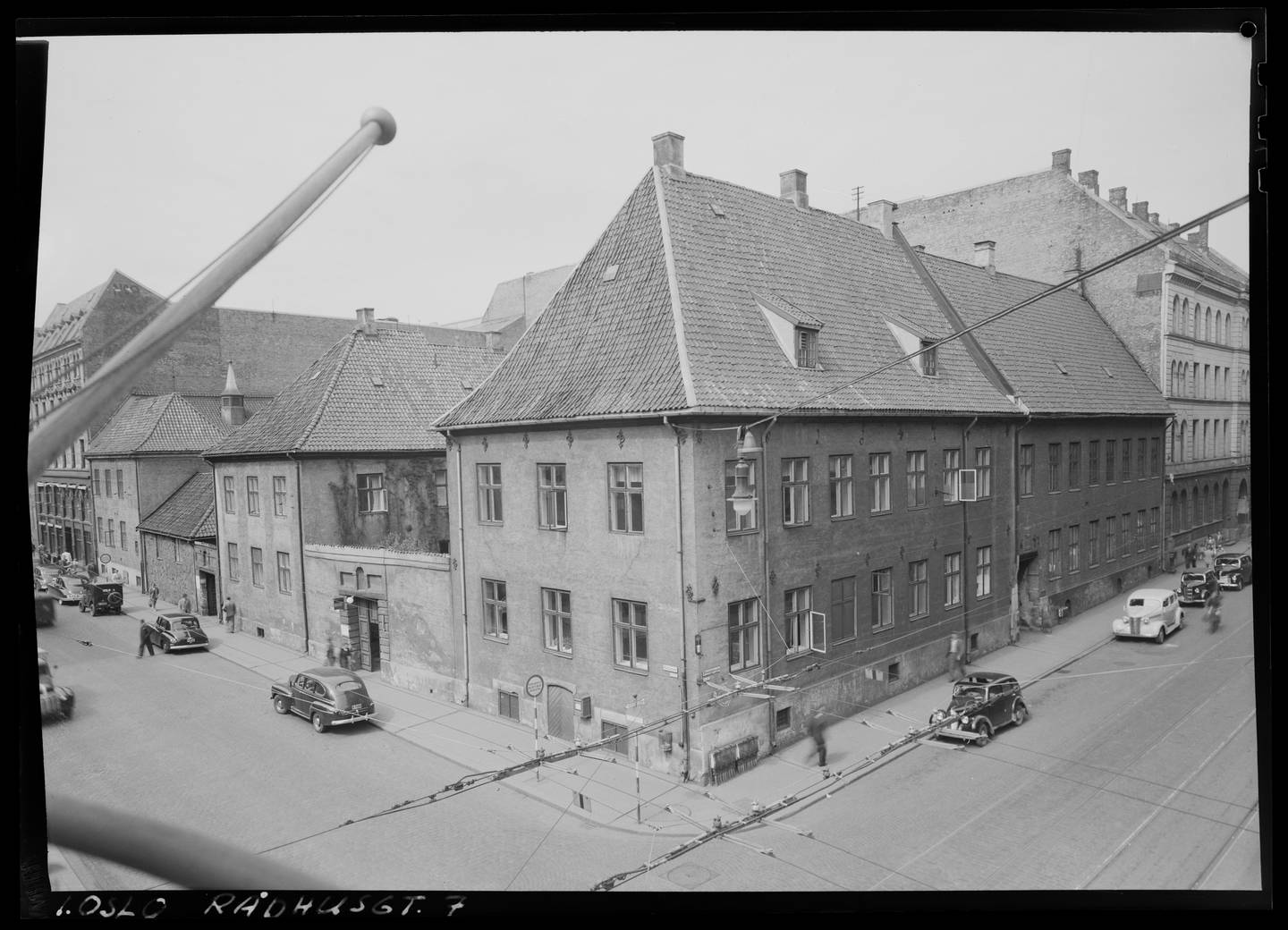 Hans Nielsen Hauges helse ble ødelagt av det langvarige oppholdet Christiania rådstuearrest i Rådhusgata 7. På bygget til venstre finnes et relieff av Hans Nielsen Hauge innfelt i veggen.