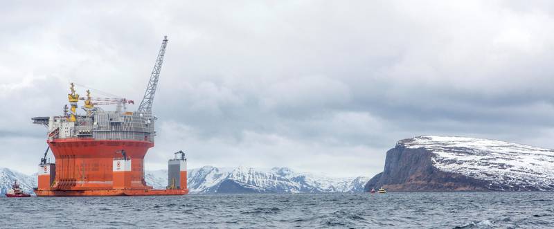 13 oljeselskaper, blant dem Statoil og fire andre norske selskaper, fikk i går anledning til å starte oljeleting i Barentshavet. Goliat-plattformen, som allerede er på plass utenfor Hammerfest, er avhengig av en oljepris omtrent som i dag, for at produksjonen ikke skal gå med tap. 