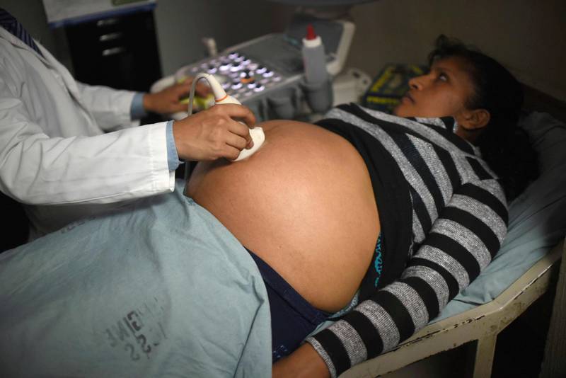 Færre dør i forbindelse med fødsel enn før. Her en gravid kvinne i Guatemala.