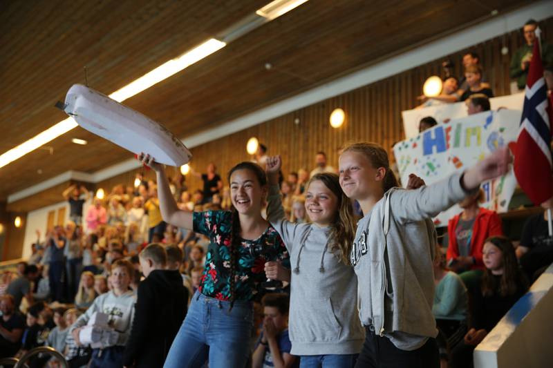 7.-klassingene Mariel, Agnes og Thyra fra Reier skole jubler for seier i båtracet i Mossehallen, hvor de slo       båter fra skolene Ramberg, Nøkkeland og Åvangen i finalen.