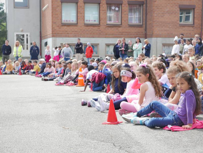 De yngste Nøkleby-elevene fulgte spent med da dansere fra Nasjonalballetten opptrådte i skolegården.