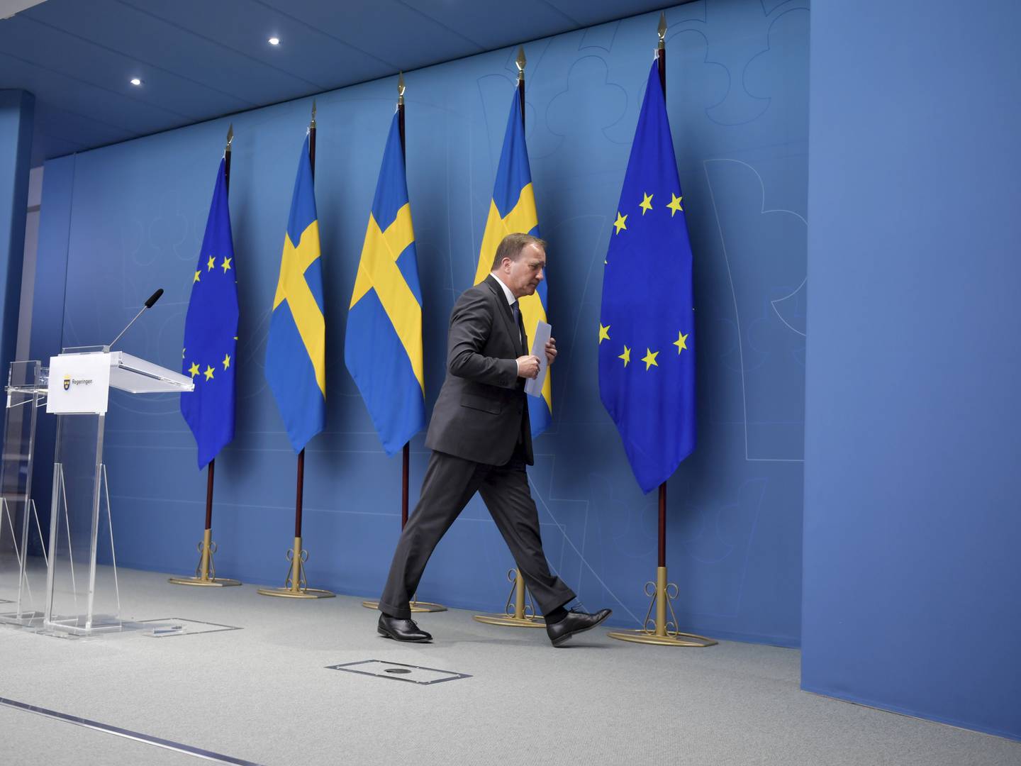Statsminister Stefan Lövfen forlater Riksdagen etter at han ble felt i et historisk mistillitsforslag sist mandag. Det har aldri før skjedd i svensk politikk.