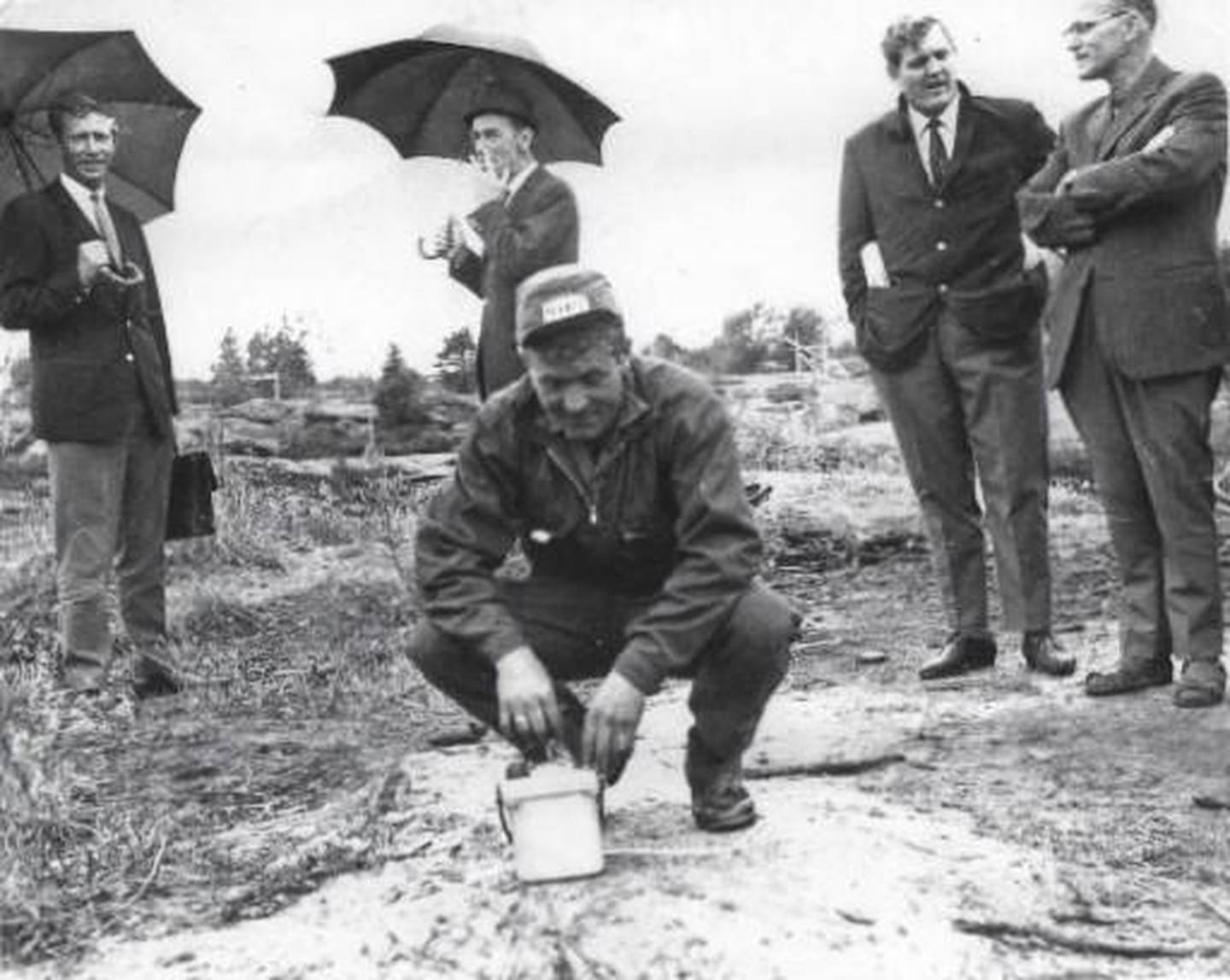 Firmaet Grund og Betong setter opp den første sprengladningen for å klargjøre området for bygging av Stjernehallen i 1969. Bak fra venstre: Finn Jensen, Sverre Sandersen, Jan G. Lund og Ole Støle.