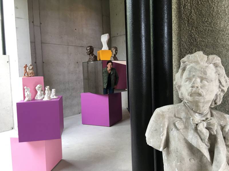 Den utradisjonelle utstillingsdesignen gir deg anledning til å se Ingebrikt Viks klassiske skulpturen på en ny og spennende måte. I speilet skimtes markedsansvarlig Ann Charlotte Ellingsen. 
 ALLE FOTO: CHRISTINE BAGLO