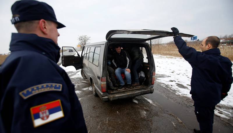 Serbisk grensepoliti arresterer flyktninger fra Kosovo nær den serbiske byen Subotica ikke langt fra grensen til Ungarn. Grensekontrollene er trapper kraftig opp her langs EUs yttergrense. FOTO: DARKO VOJINOVIC/NTB SCANPIX