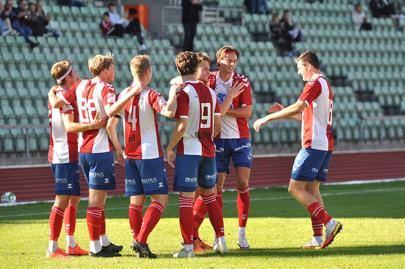 Lyn-spillerne jubler for scoring mot Stabæk 2 på et solfylt Bislett søndag ettermiddag.