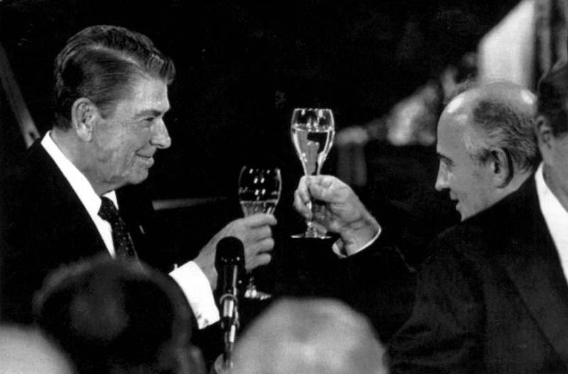 Vårt århundre 1980-1990  
19880601  
Moskva, Sovjet-leder Mikail Gorbatsjov (t.h.) sammen med USAs president Ronald Reagan.  
19991211,  
