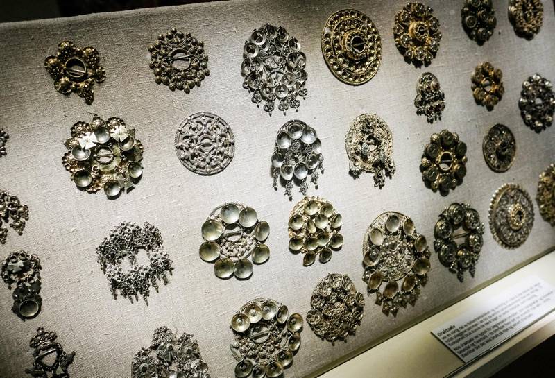 Sølvsmykker utgjør en stor del av bunadenes særpreg og verdi. Her fra utstillingen til Norsk Folkemuseum i Oslo.