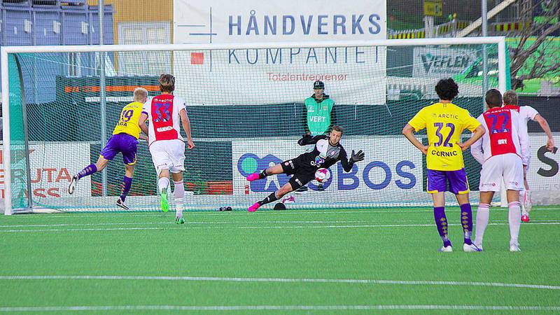 Aga tok straffen han skaffet selv, men Kåffa-keeper Pedersen gjorde opp for seg med å redde.