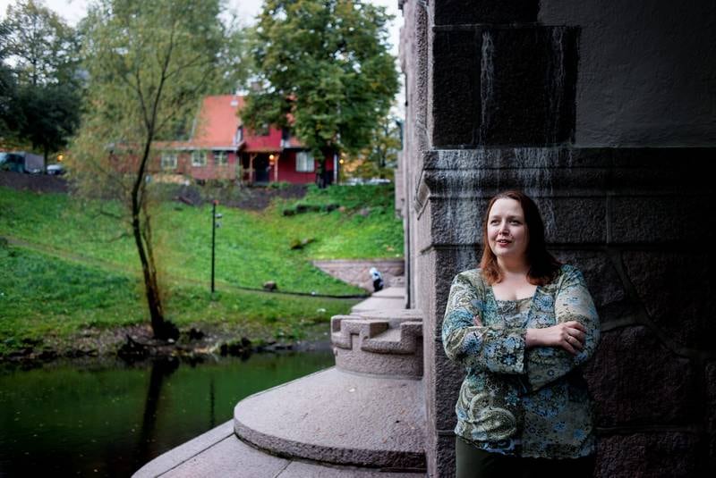 Siri Pettersen som har stor suksess med fantasytrilogien «Ravneringene», er en av kunstnerne som fikk tildelt ettårig arbeidsstipend i 2015. – Stipender er en investering i tid, som gir kvalitet, sier hun. FOTO: HELLE GANNESTAD
