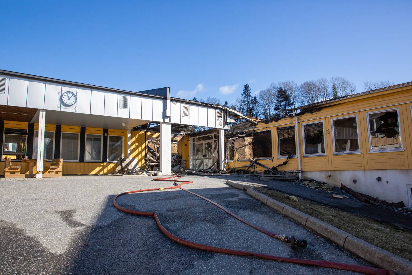 Skolen ble totalskadd i brannen.