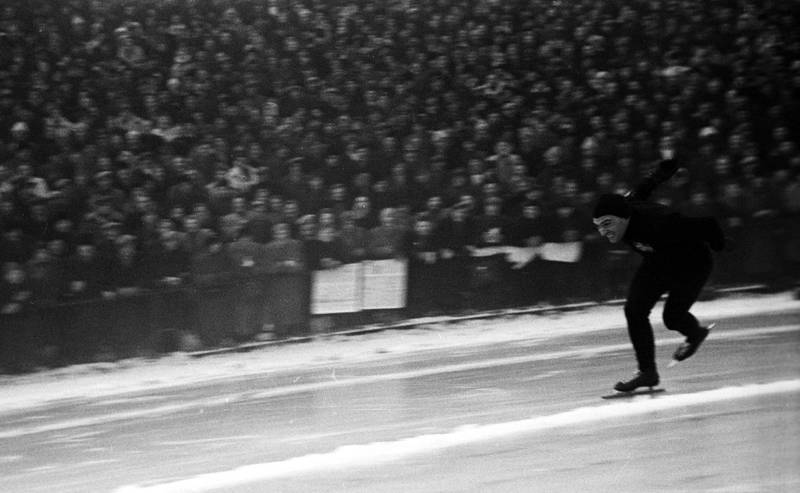 Sverre Farstad på vei inn til seier på 1.500-meter på et fullpakket Bislett under VM i 1947. Foto: Johnsen/NTB