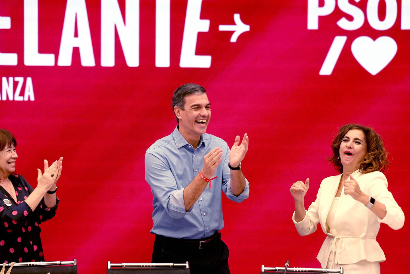 Pedro Sanchez har fortsatt mulighet til å holde makta i Spania, til tross for at høyrepartiet PP ble størst i søndagens valg.