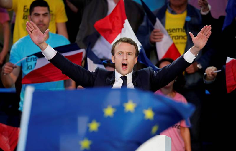 VEIVALG: Blir den uavhengige sentrumskandidaten Emmanuel Macron, eller lederen for høyreekstreme Nasjonal         Front, som blir Frankrikes president i morgen? FOTO: BENOT TESSIER/NTB SCANPIX