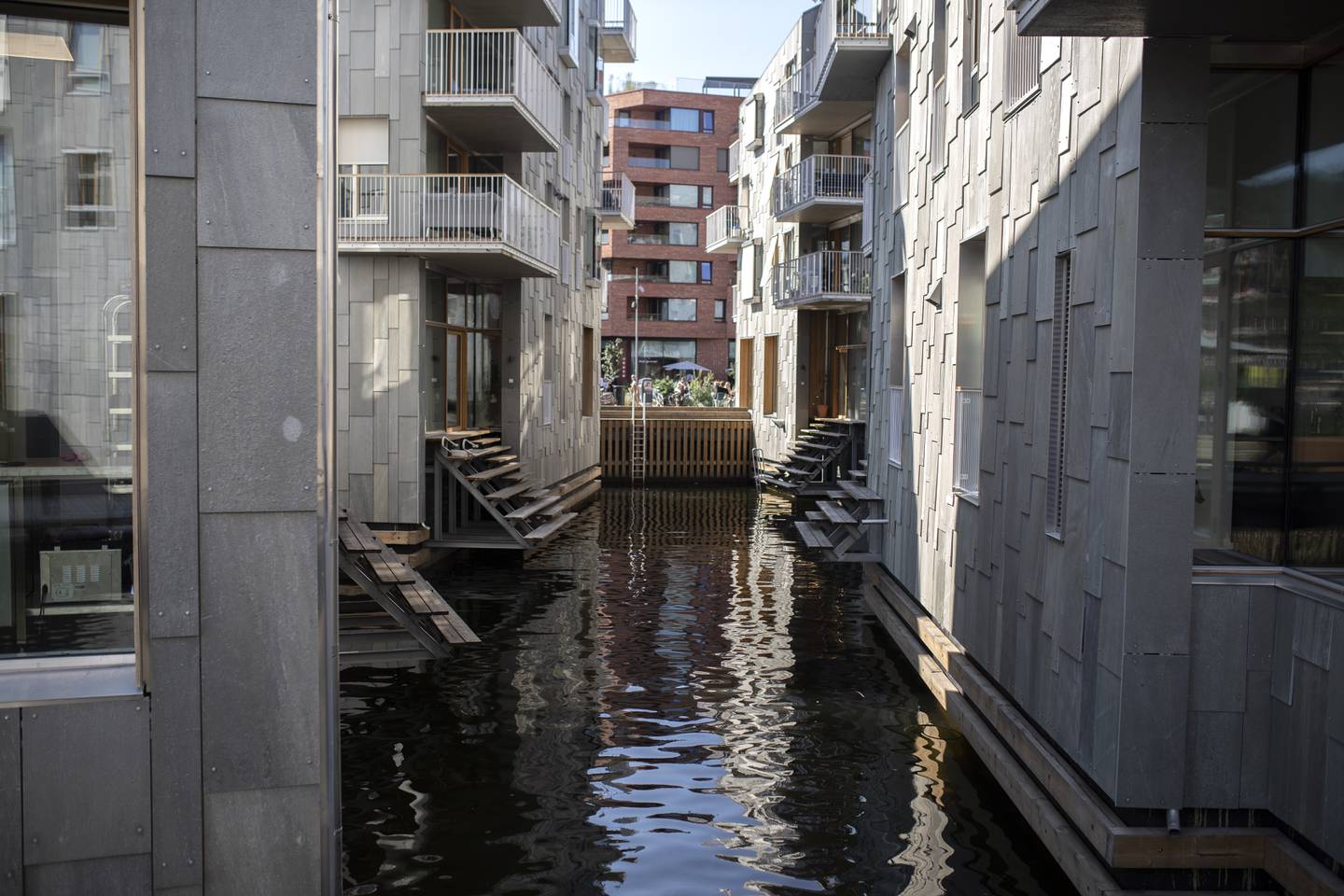 Vannkunsten, et av byens nyeste boligområder. Her kan innbyggerne hoppe rett i vannet, eller båten, fra sine stilige, og dyre, leiligheter.