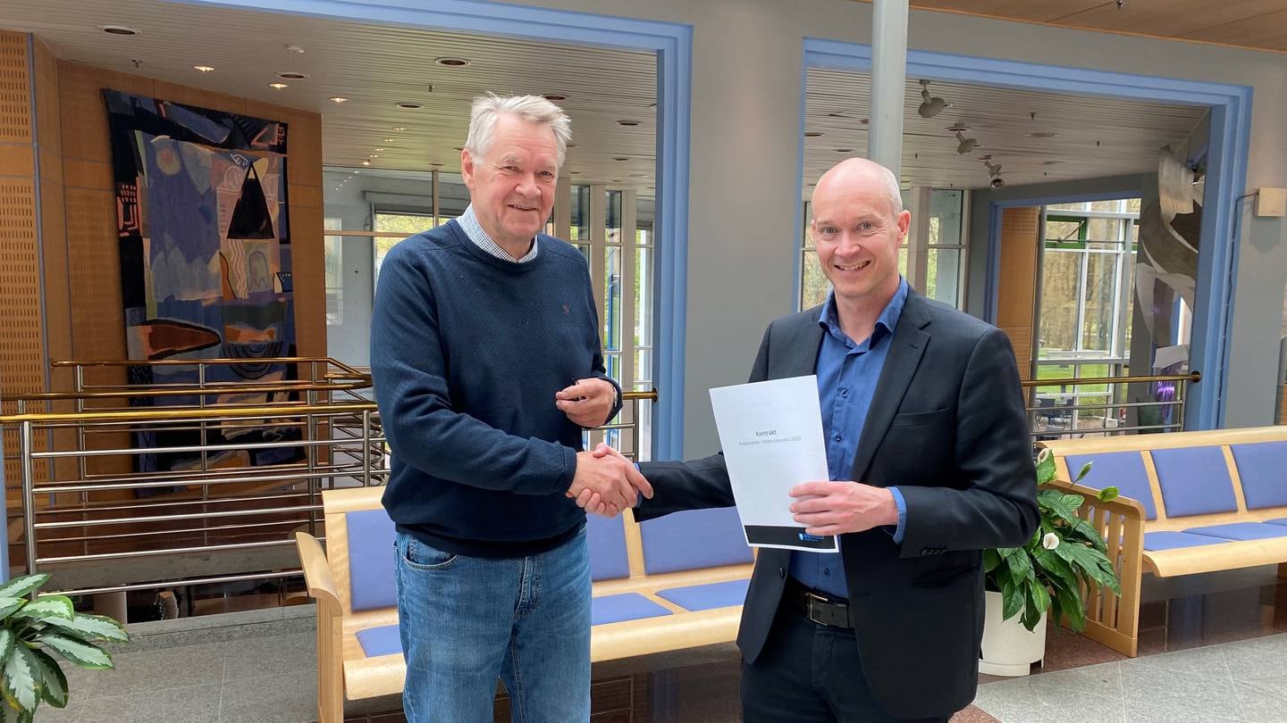 Direktør Børre Johnsen i Østfold kollektivtrafikk (ØKT) og administrerende direktør i Nobina Norge, Jan Volsdal etter signering av kontrakt for driftsavtale på busstjenester i Nedre Glomma fra 1. juli 2023.