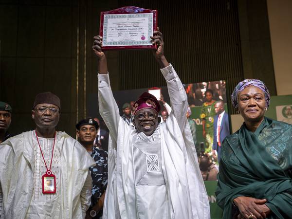 Nigerias nye president tatt i ed