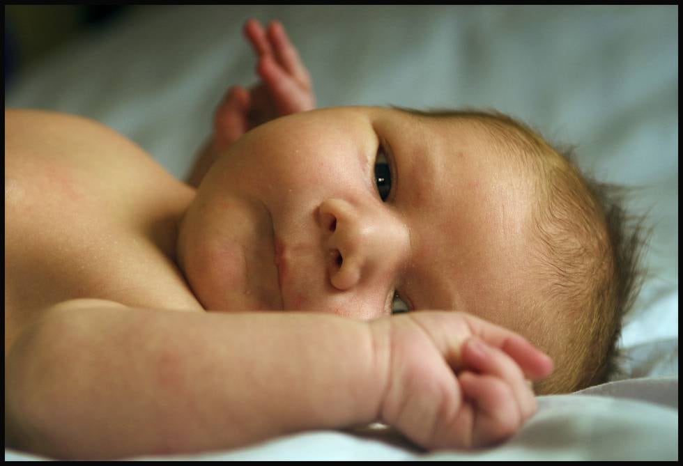 Oslo 20030512 : 
Nyfødt baby. Guttebaby. Gutt. 
Foto: Lise Åserud / NTB (FRB) 

** IKKE til bruk i forbindelse med barn og misbruk **