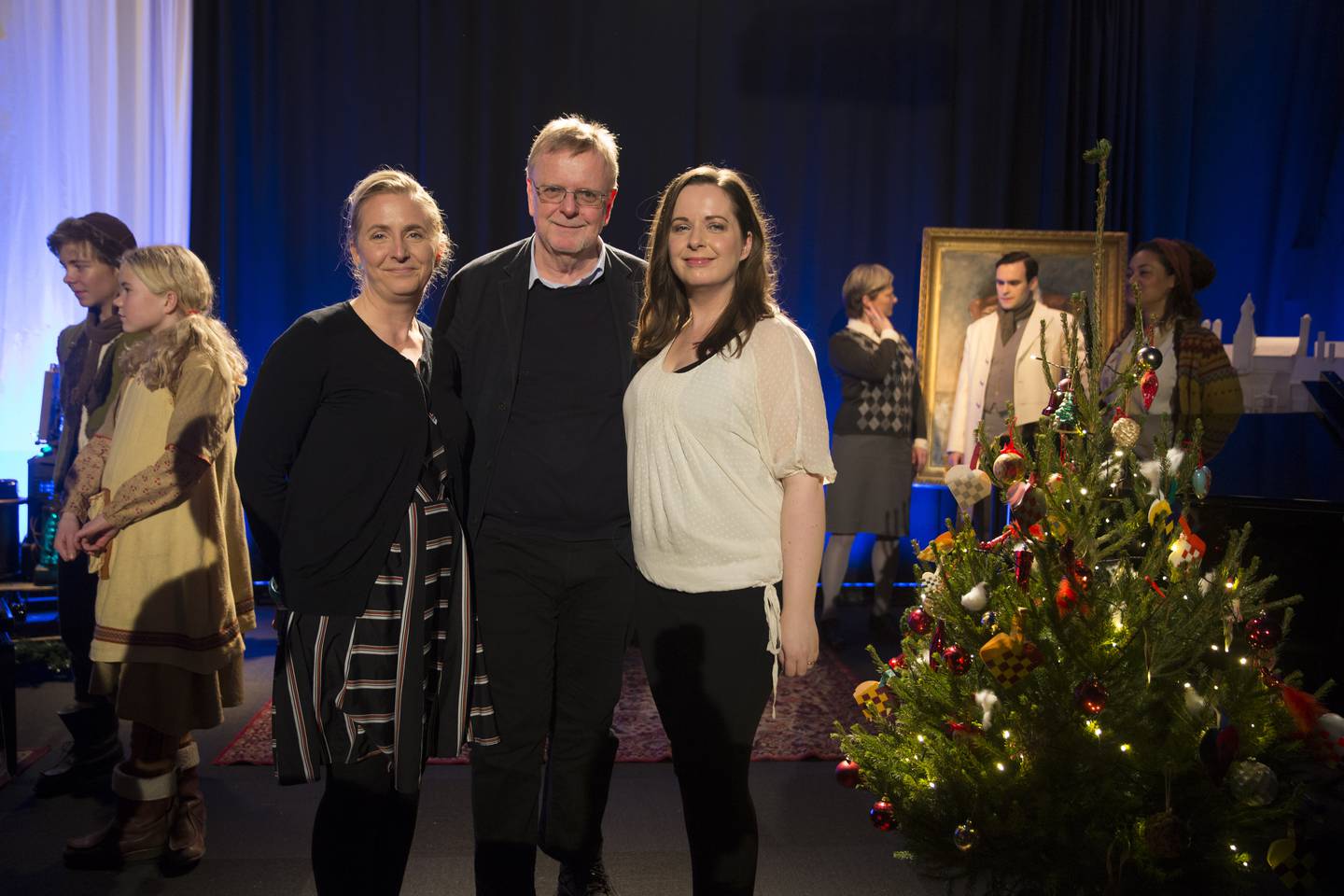Manusforfatterne Hilde, Klaus og Hanne Hagerup under presentasjonen av NRKs julekalender «Snøfall» i 2016. I bakgrunnen ser man flere av skuespillerne som medvirker i serien.