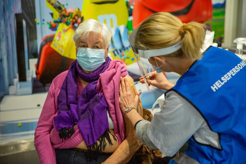 Inger Vesstveit (80) vaksinerte seg på Moss lufthavn Rygge fredag. Hun var en av de første i aldersgruppen 74 til 84 år som fikk vaksine i Moss.