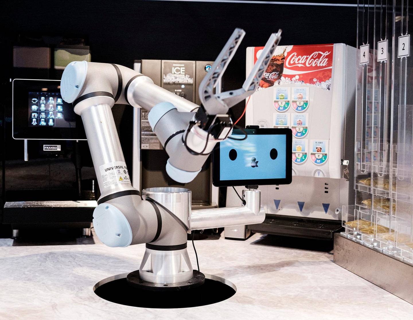 SÅNN! ... er vi vant til å se roboter brukt i industrien. Denne serverer kaffe på robothotellets kafé.
