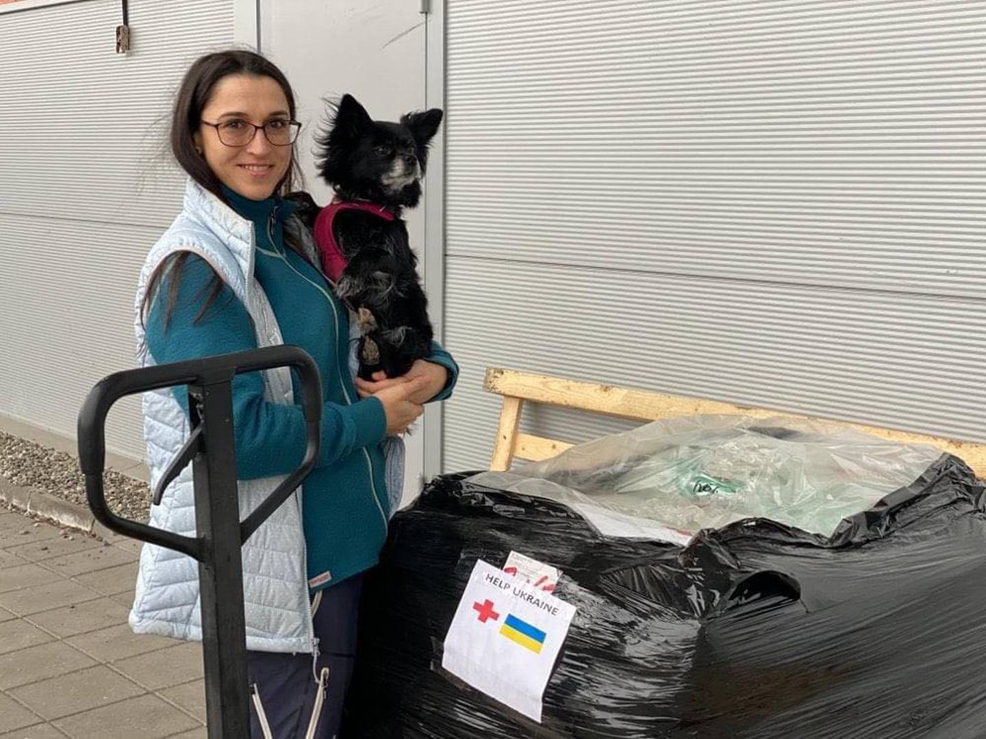 Den ukrainske veterinæren Kateryna Kyruliuk, bosatt i Lier, er også engasjert i innsamling av fór og uutstyr til alle dyrene som har blitt værende i hjemlandet.
