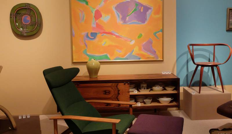 scandinavian design: Bård Brodersen pryder veggen med samme farger som stolen og puffen.