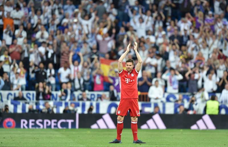 Bayern Munich's Spanish midfielder Xabi Alonso acknowledges the crowd after during the UEFA Champions League quarter-final second leg football match Real Madrid vs FC Bayern Munich at the Santiago Bernabeu stadium in Madrid in Madrid on April 18, 2017. / AFP PHOTO / Christof STACHE