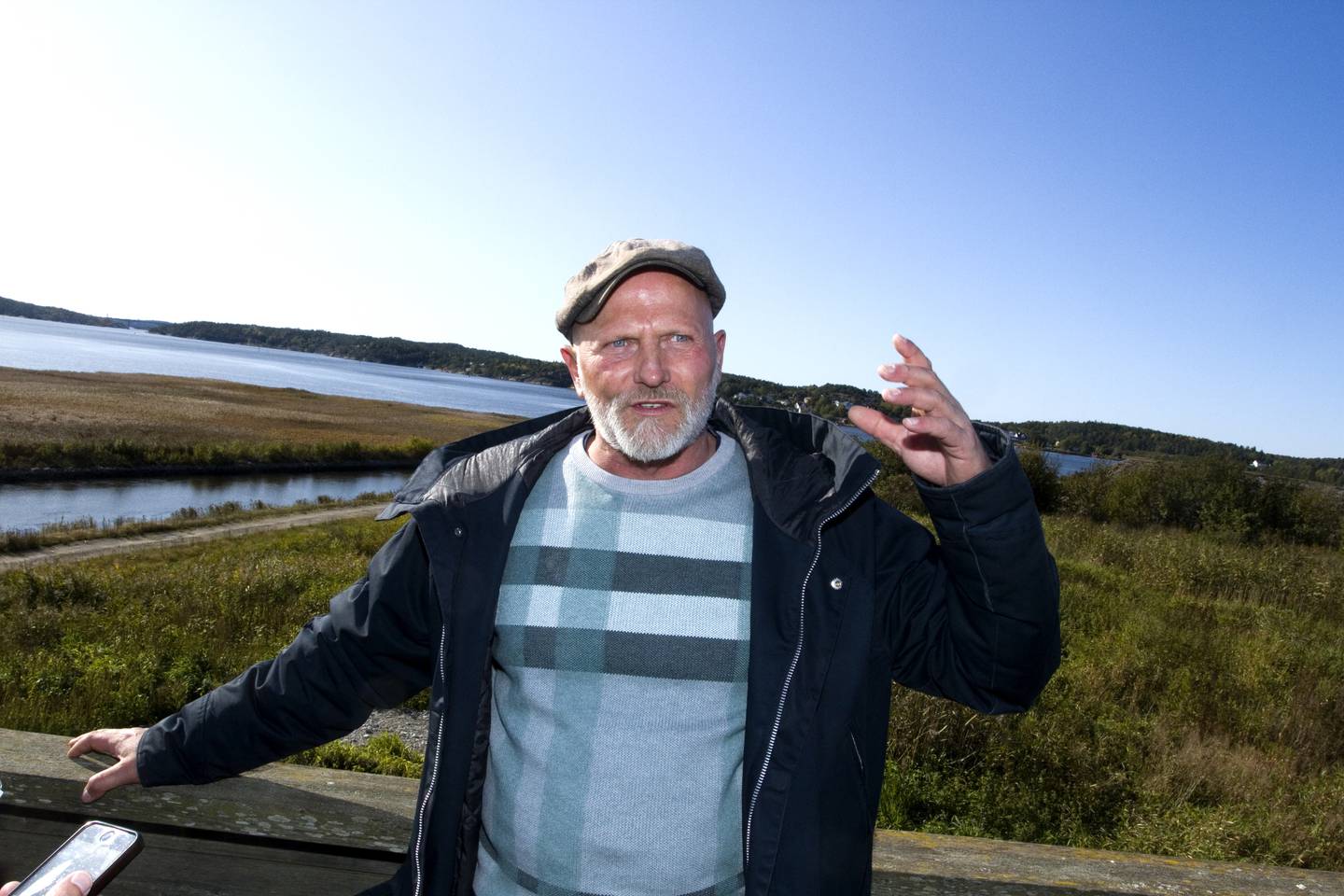 Sten Helberg, prosjektleder i Miljøstiftelsen Elv og Hav, i fugletårnet ved Øra naturreservat.