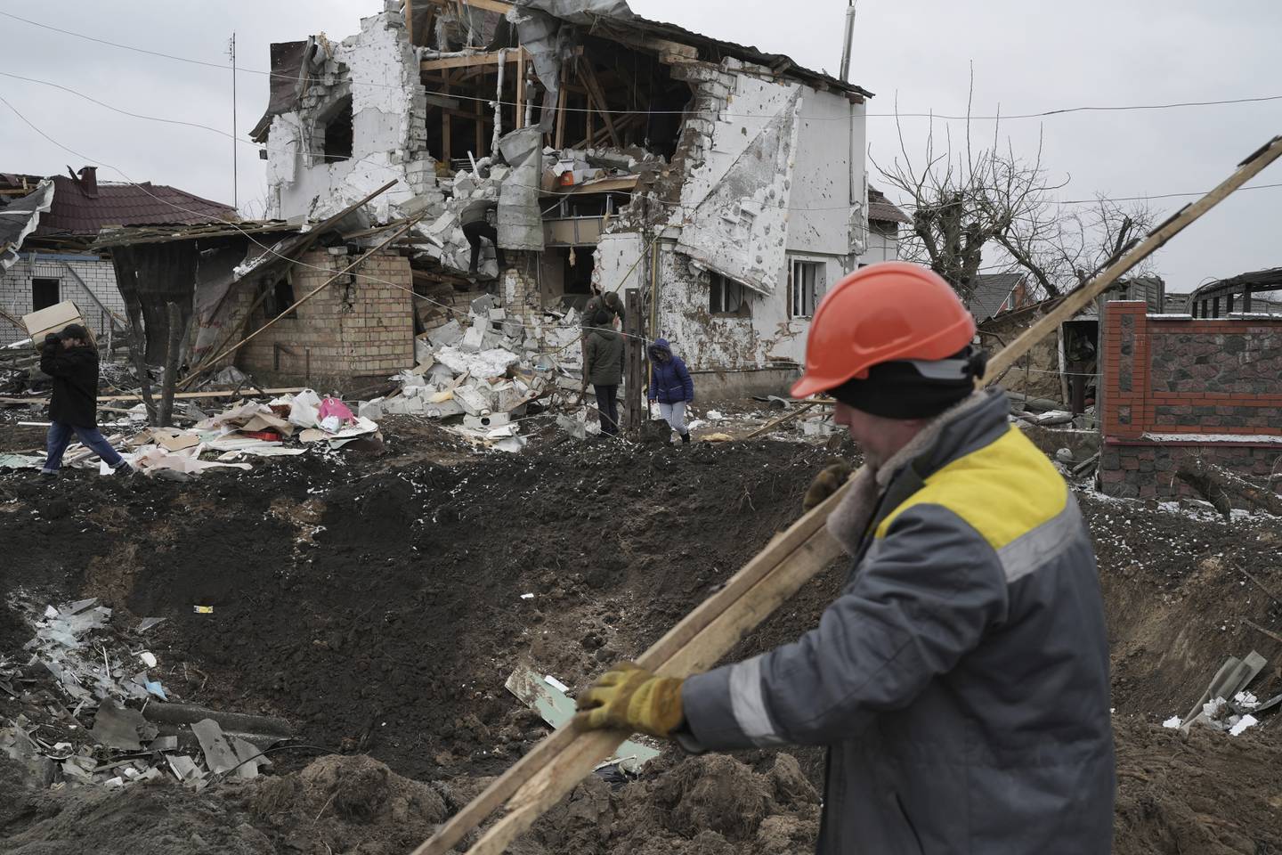 Det ryddes ved et bygg som ble ødelagt i et russisk rakettangrep i Kyiv-regionen torsdag.